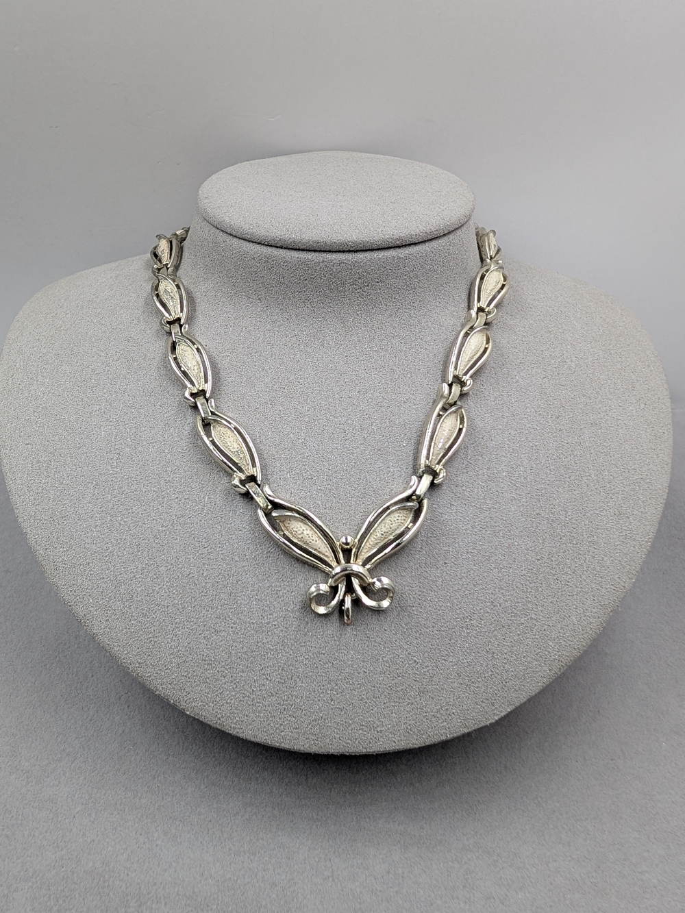 Sarah Coventry Silver-Tone Leaf Motif Necklace
